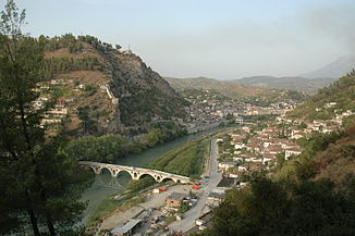 Osum in Berat, überspannt von der Ura e Goricës
