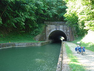Der Canal des Ardennes kürzt durch das Tunnel von Saint-Aignan eine Flussschleife der Bar ab.