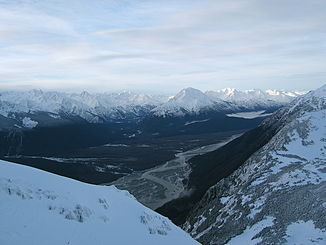Blick von den Takshanuk Mountains auf den Chilkat River