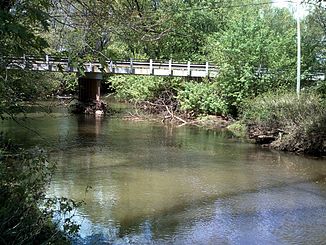 Der Conotton Creek bei Sherrodsville in Ohio unter einer Brücke der Staatsstraße 39.