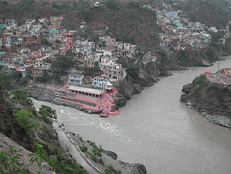 Der Alaknanda fließt bei Devprayag mit dem Bhagirathi zusammen