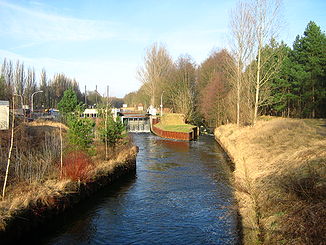 Mündung des Döllnfließes (hinten rechts) in den Vosskanal bei der Schleuse Bischofswerder