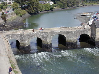 Steinbrücke über den Fluss in Auray