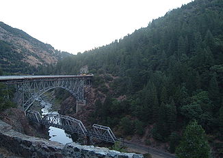 Staatshighway CA-70 und die Feather River Route der Western Pacific Railroad im Feather River Canyon
