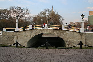 Die „Buckelige Brücke“, die ehemals über die Presnja führte