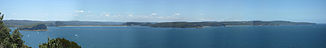 Panorama der Broken Bay, wo der Hawkesbury River in den Pazifischen Ozean mündet – gesehen von Barrenjoey