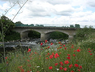 Brücke über den Fluss bei Tart-l'Abbaye