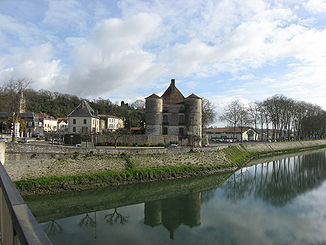 Schloss von Peyrehorade am Ufer der Gaves Réunis