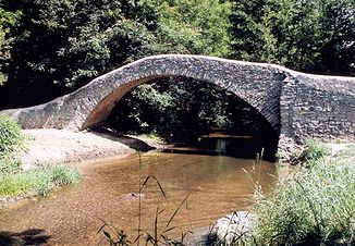 Romanische Brücke über den Fluss bei Le Cheix