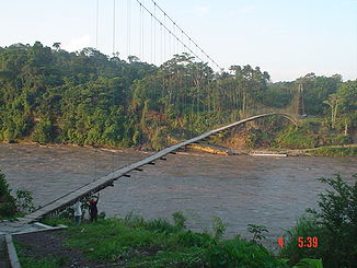 Hängebrücke über den Aguarico in der Provinz Sucumbíos