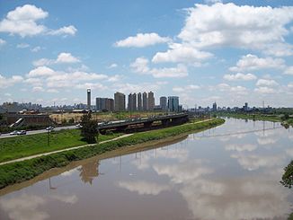 Der Rio Pinheiros im Stadtteil Alto de Pinheiros im Westen São Paulos