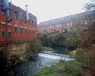 River Sheaf in Sheffield an viktorianischen Fabriken entlang fließend