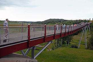 Die Holzbrücke Drachenschwanz über das Gessental in der Neuen Landschaft Ronneburg