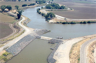 Der San Joaquin River an der Verzweigung des Old River (mit Fischbarriere)