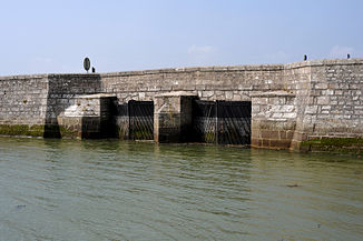 Schleusenbrücke über die Saire, an ihrer Mündung