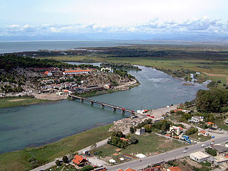 Ausfluss aus dem Shkodrasee bei Niedrigwasser und die ältere Brücke über die Buna