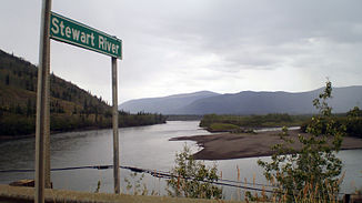Blick vom Klondike Highway auf den Stewart River