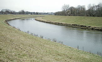 Ein kanalisierter Abschnitt des Tuscarawas River nahe Massillon im Jahr 2006 aufgenommen vom Treidelpfad entlang Ohio- und Eriekanal