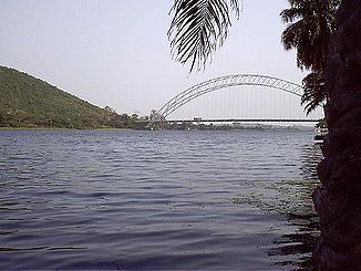 Der Volta südlich des Akosombo-Staudamms. Adomi-Brücke