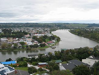 Whanganui River und Wanganui Stadt vom Durie Hill aus gesehen.