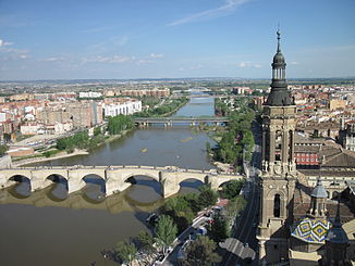 Ebro in Saragossa, die Basílica del Pilar und im Hintergrund die Brücke Puente de Piedra