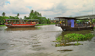 Tourisenboote auf dem Tha Chin bei Nakhon Chaisi