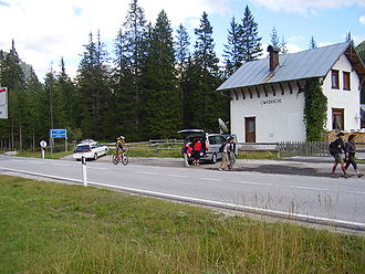 Die Passhöhe mit dem erhalten gebliebenen Stationsgebäude der ehemaligen Dolomitenbahn