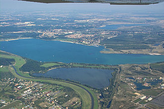 Cospudener See mit Elsterstausee und Elster im Vordergrund