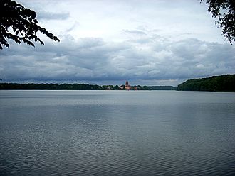 Blick auf den Dobbertiner See mit dem Kloster Dobbertin