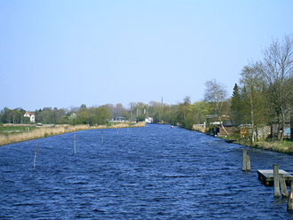 Der Ems-Jade-Kanal bei Wilhelmshaven − im Hintergrund die Schleuse Mariensiel