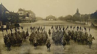 Schwarzweiß-Foto eines Reiterregiments
