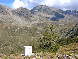 Blick über die italienische Nordseite zum Pass Richtung Osten. Im Hintergrund Cima d'Orgials (2.647 m) und Cime de la Lombarde (2.800 m)
