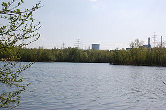 Hürther Waldsee, im Hintergrund der RWE-Kühlturm (Parkhaus) des Kraftwerk Goldenberg