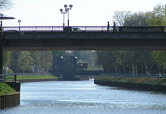 Östlichster Abschnitt des Küstenkanals in Oldenburg. Vorne: Amalienbrücke, hinten: Cäcilienbrücke