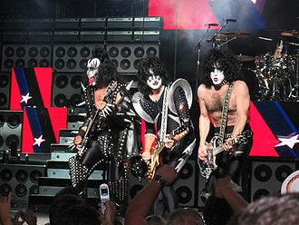 Kiss live in Boston, 2004,v.l.n.r.:Gene Simmons, Tommy Thayer, Paul Stanley und Eric Singer