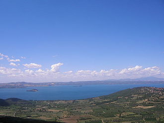 Bolsenasee, gesehen von Montefiascone, mit der Isola Martana links im Bild, und Bisentina im Hintergrund