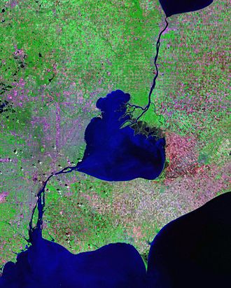 Satellitenaufnahme des Lake Saint Clair. Ebenfalls zu erkennen ist der St. Clair River, der den See mit dem nördlich gelegenen Huronsee verbindet und der Detroit River, welcher die Verbindung zum Eriesee im Süden ist