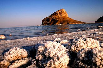 Salzkristalle am Ufer des Urmiasees. Im Hintergrund der Kazem-Dashi.