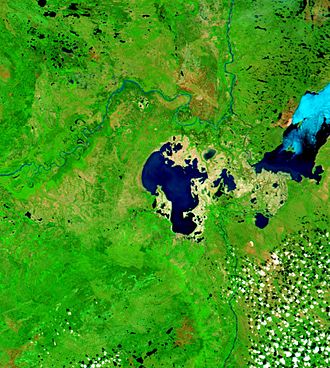 Peace-Athabasca-Binnendelta mit Lake Claire in der Bildmitte, das westliche Ende des Lake Athabasca rechts, sowie die Mündungen des Peace River (im Norden) und Athabasca River (im Süden)