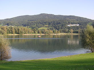Pleschinger See an einem Altweibersommertag; im Hintergrund das FKK Gelände