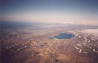 Luftaufnahme mit See im Mittelgrund