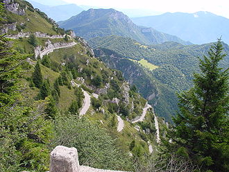 Südflanke des Tremalzo-Passes, fotografiert von oben im August 2006.Die Aussicht lässt erkennen, wie der Pass der steilen Wand folgt.