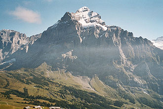 Wetterhorn von Norden, links unterhalb an der Licht-Schatten-Grenze die Grosse Scheidegg