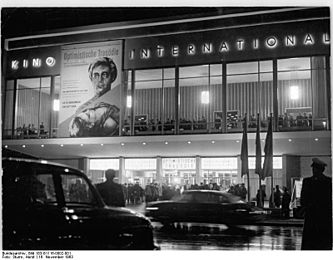 Bundesarchiv Bild 183-B1116-0002-001, Berlin, Kino "International", Nacht.jpg