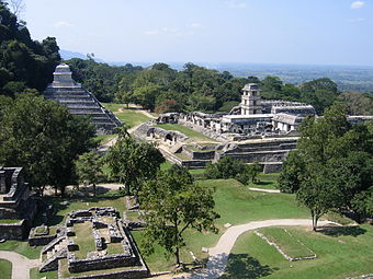 Überblick über Palenque mit der Pyramide der Inschriften (links) und dem Palast mit dem dazugehörigen Turm (rechts)