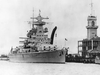 Die Admiral Scheer während des Spanischen Bürgerkriegs in Gibraltar