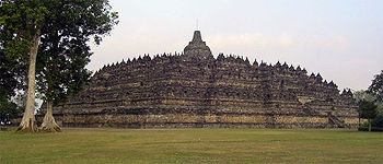 Gesamtansicht der Tempelanlage von Borobudur