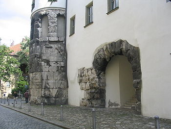Die Porta Praetoria, das Nordtor des ehemaligen Legionslagers, das sich in großen Teilen bis heute im bischöflichen Brauhaus erhalten hat