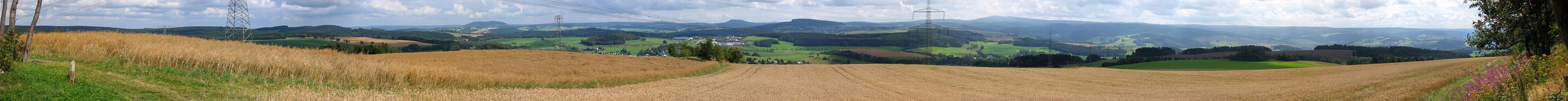Panorama von der Friedrich-August-Höhe (717 m ü. NN) in Richtung Elterlein mit Blick auf Pöhlberg (832m ü.NN), Bärenstein (897 m ü. NN), Scheibenberg (807 m ü. NN), Fichtelberg (1215 m ü. NN) und das Oberbecken des Pumpspeicherwerkes Markersbach (848 m ü. NN) (von links).