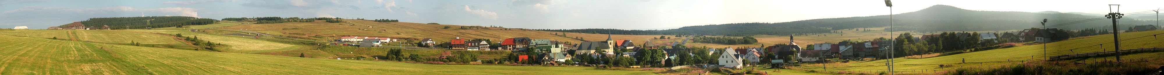 Blick zum Grenzübergang, Klínovec und auf Boží Dar mit Božídarský Špičák